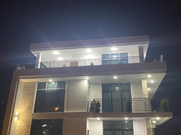 3 storey house for rent